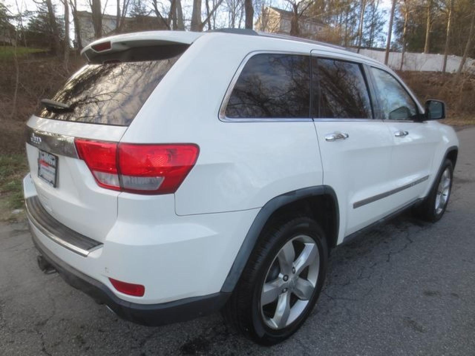 2011 White /Black Jeep Grand Cherokee Overland (1J4RR6GT1BC) with an 5.7L v8 engine, Automatic transmission, located at 270 US Route 6, Mahopac, NY, 10541, (845) 621-0895, 41.349022, -73.755280 - Photo #3